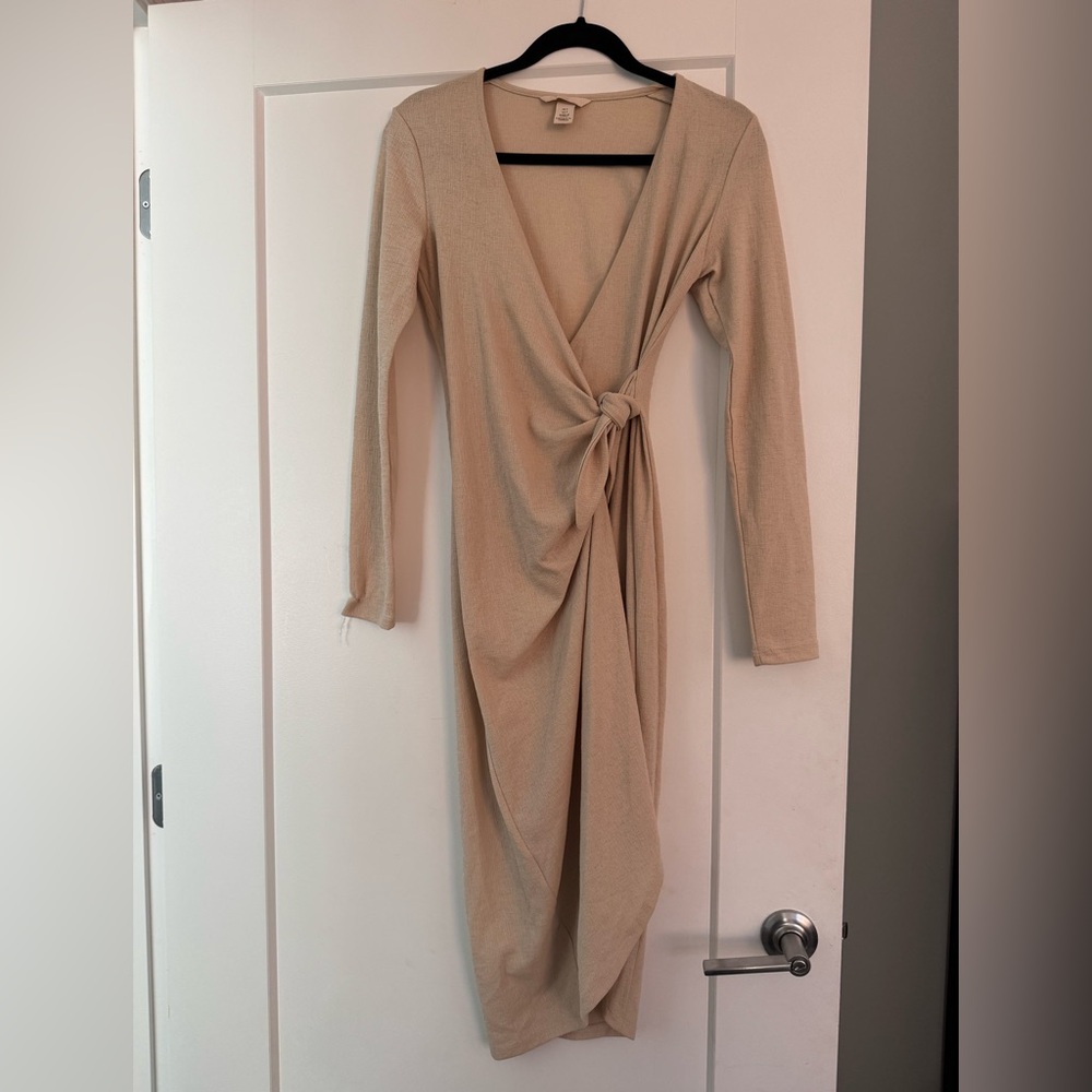 H&M faux wrap dress, V-neckline, tie detail, and long sleeves.Size: Small.